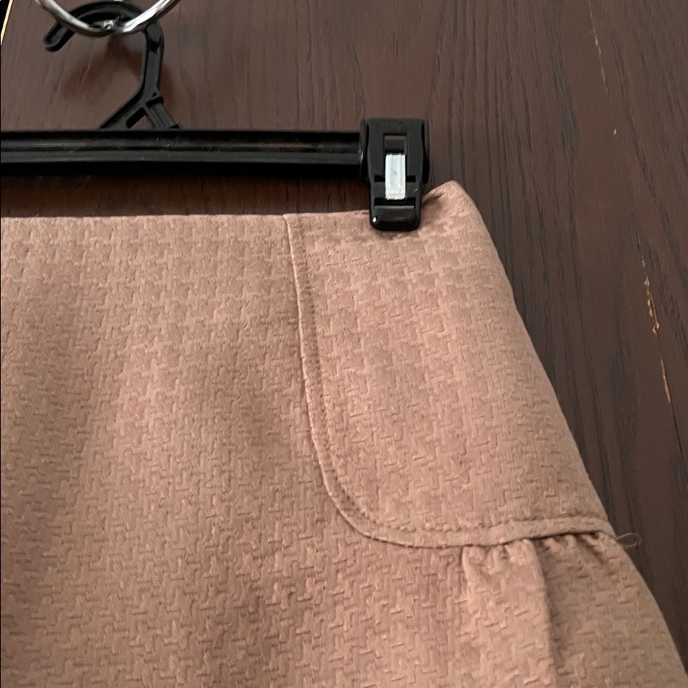 H&M camel, textured mini skirt. Size 4 - Picture 2 of 7
